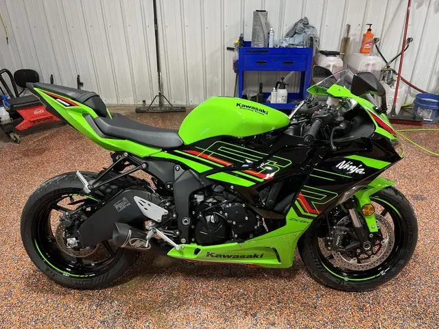 2024 Kawasaki Ninja ZX-6R Metallic Flat Spark Black/Ebony